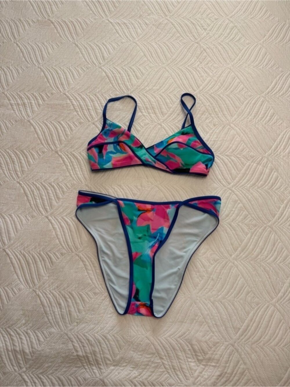 Cups he Women’s Abstract Energy Blue Floral Bikini Set. Size S & M